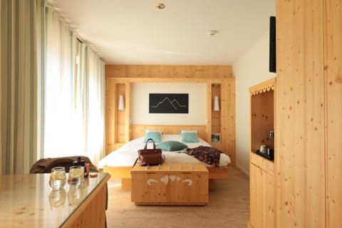 Property building, Bed, TV and multimedia, Photo of the whole room, Bedroom