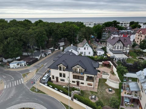 Property building, Day, Neighbourhood, Natural landscape, Bird's eye view, City view, Sea view, Street view, Location, Parking
