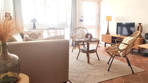 Communal lounge/ TV room, TV and multimedia, Living room