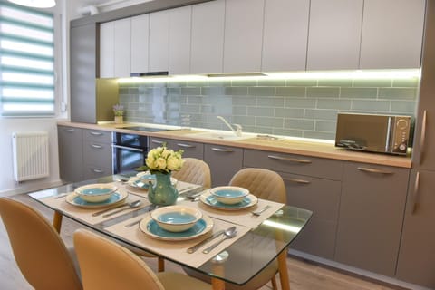 Kitchen or kitchenette, Decorative detail, Dining area