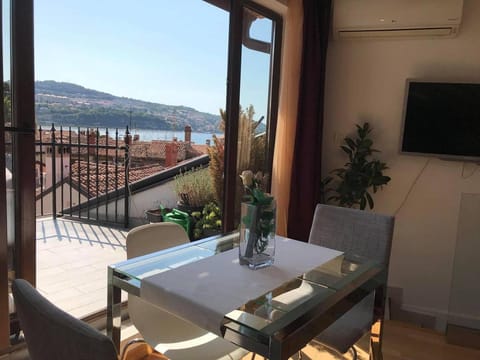 Natural landscape, TV and multimedia, Balcony/Terrace, Dining area, Sea view