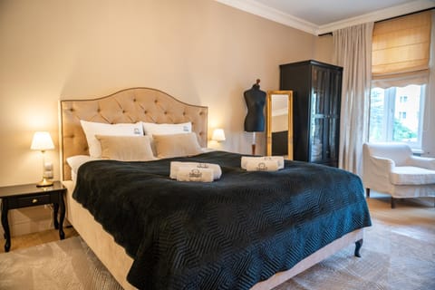Photo of the whole room, Bedroom, wardrobe