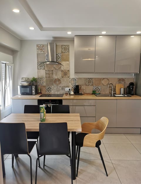 Coffee/tea facilities, Kitchen or kitchenette, Dining area, stove, toaster