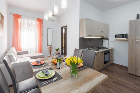 Kitchen or kitchenette, Living room, Dining area, minibar