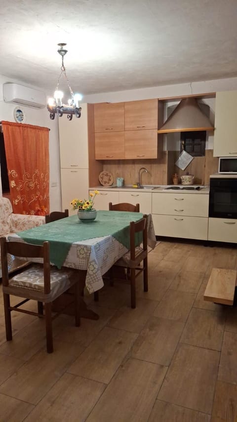 Kitchen or kitchenette, Dining area, minibar, oven, pet friendly, stove