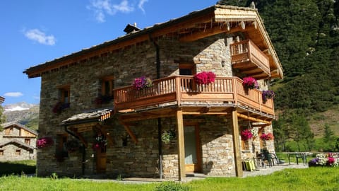 Property building, Nearby landmark, Facade/entrance, Garden, Ski School, Skiing, Skiing, Seasons, Parking