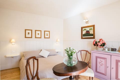 Nearby landmark, Restaurant/places to eat, Property logo or sign, Natural landscape, Activities, Bathroom, Coffee/tea facilities, Balcony/Terrace, Bedroom, Pets, Supermarket/grocery shop, Drinks, young children, older children, cot, Family, Family, Quiet street view, Inner courtyard view