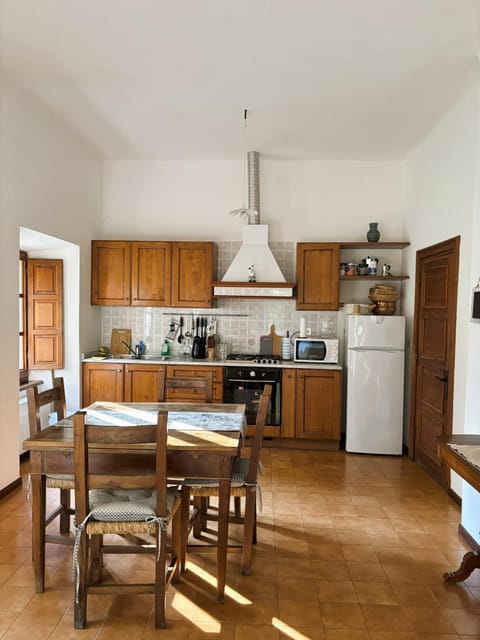 Kitchen or kitchenette, Dining area, oven, pet friendly, stove