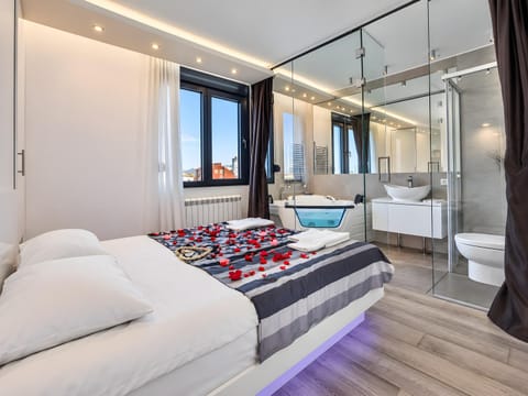 Bed, Hot Tub, Bathroom, Spa and wellness centre/facilities, Bedroom