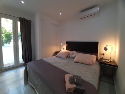 Bed, Photo of the whole room, Bedroom, air conditioner