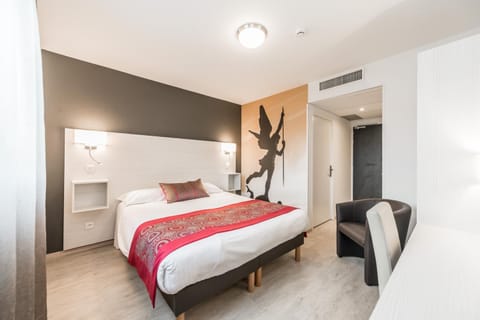 Toilet, TV and multimedia, Bedroom, Garden view