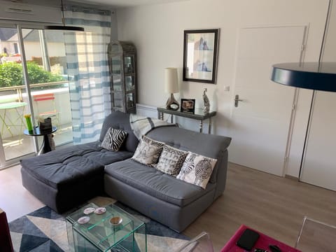 Day, Living room, Seating area, Garden view, Quiet street view