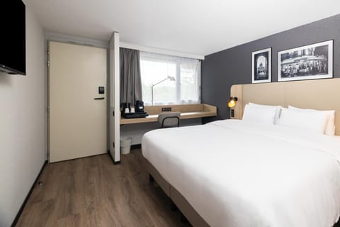 Bed, TV and multimedia, Coffee/tea facilities, Photo of the whole room, Bedroom