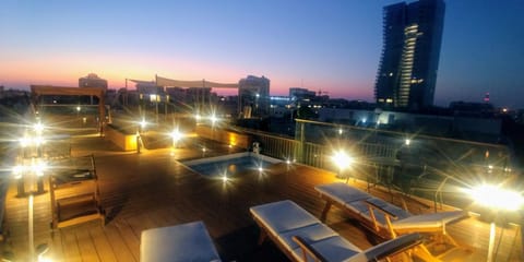 Communal lounge/ TV room, Balcony/Terrace, City view, Swimming pool