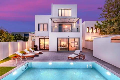 Property building, Swimming pool, sunbed