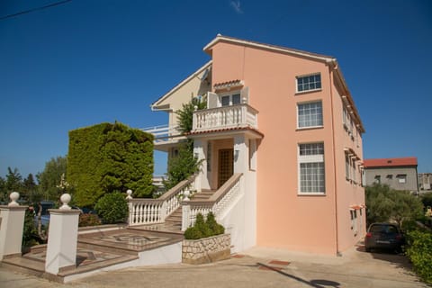 F• R• I• E• N• D• S• Bed and Breakfast in Novalja