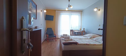 Bed, TV and multimedia, Photo of the whole room, towels