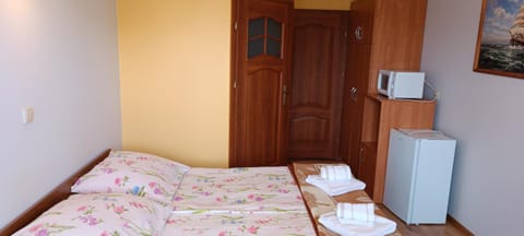 Bed, Photo of the whole room, internet, towels, wardrobe