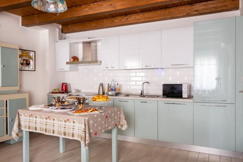 Kitchen or kitchenette, Dining area, Communal kitchen