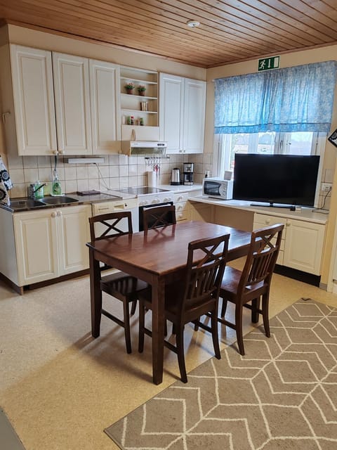 TV and multimedia, Kitchen or kitchenette, Living room, Seating area, Dining area, dishwasher, oven, stove