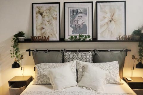 Bed, View (from property/room), Decorative detail, Bedroom