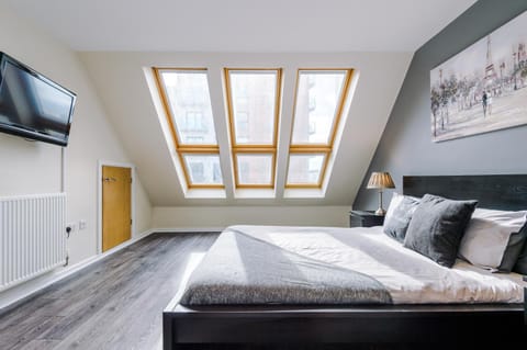 Bright&Modern Contractor House by Niji Short Stays House in Salford