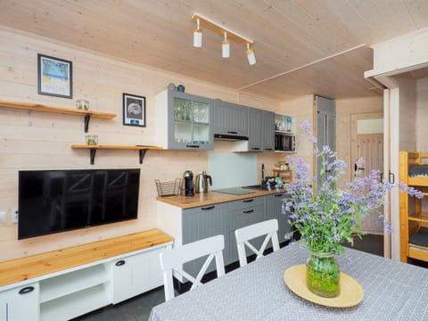 TV and multimedia, Kitchen or kitchenette, Dining area, stove