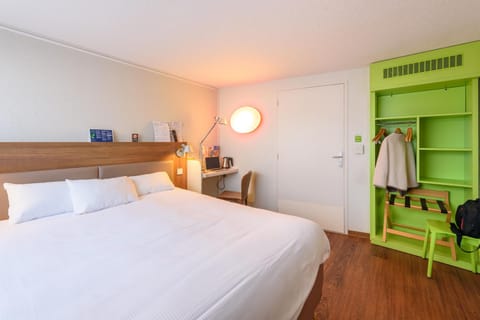 Bed, Photo of the whole room, wardrobe, air conditioner
