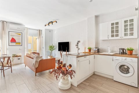 TV and multimedia, Coffee/tea facilities, Kitchen or kitchenette, Living room, Seating area, Dining area, oven, stove, toaster, washing machine, air conditioner