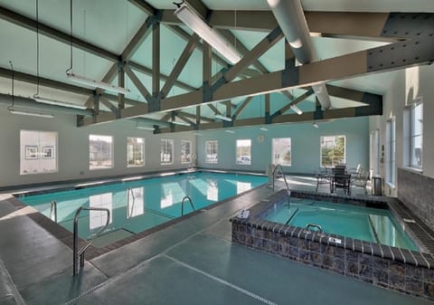 Property building, Hot Tub, Pool view, Swimming pool