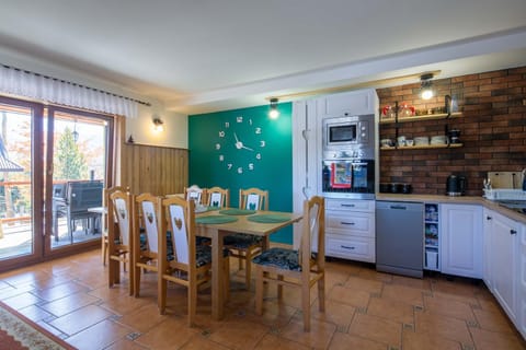 Coffee/tea facilities, Kitchen or kitchenette, dishwasher, oven, stove, toaster