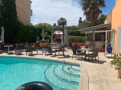 Restaurant/places to eat, Swimming pool
