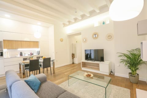 TV and multimedia, Living room, Seating area, Dining area