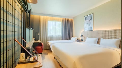 Bed, TV and multimedia, Photo of the whole room, Bedroom