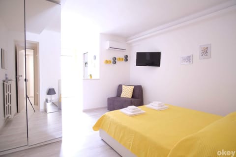 Bed, TV and multimedia, Photo of the whole room, Bedroom, towels, wardrobe