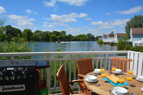 Natural landscape, BBQ facilities, BBQ facilities, Skiing, Balcony/Terrace, Balcony/Terrace, On site, Lake view, Lake view, Area and facilities, Sports