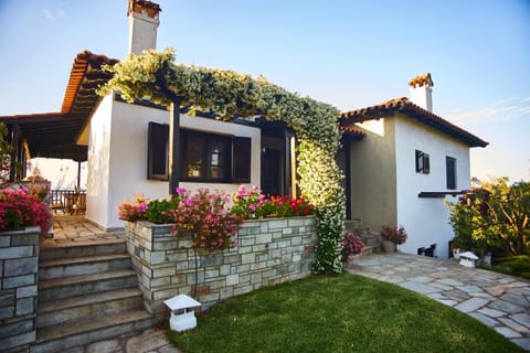 Property building, Facade/entrance, Garden, Garden view