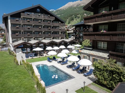Property building, Balcony/Terrace, Spa and wellness centre/facilities, Swimming pool