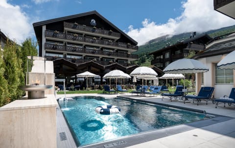 Property building, Garden, Balcony/Terrace, Spa and wellness centre/facilities, Swimming pool