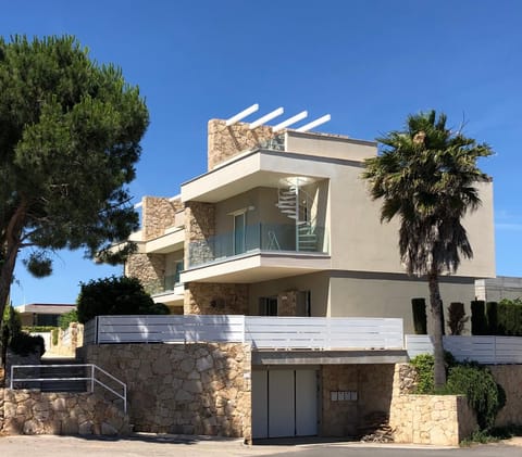 Property building, Balcony/Terrace, Location