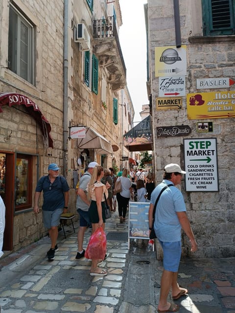 Nova dvokrevetna soba sa dva odvojena kreveta i zajedničkim kupatilom Bed and Breakfast in Kotor