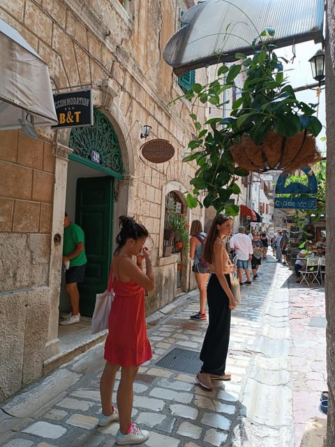 Nova dvokrevetna soba sa dva odvojena kreveta i zajedničkim kupatilom Bed and Breakfast in Kotor