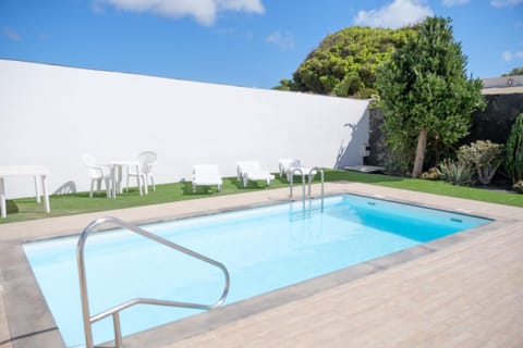 Balcony/Terrace, Swimming pool, sunbed