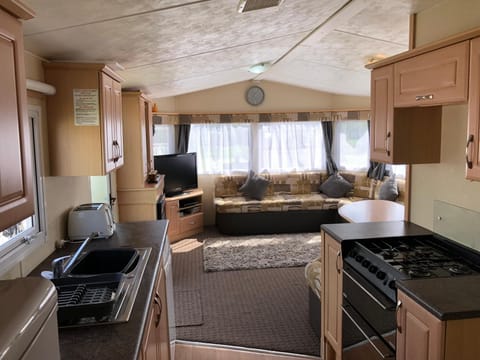 4 bedroom 10 berth caravans with Hot Tub ,Mountain Bikes Tattershall Lakes Campground/ 
RV Resort in Tattershall