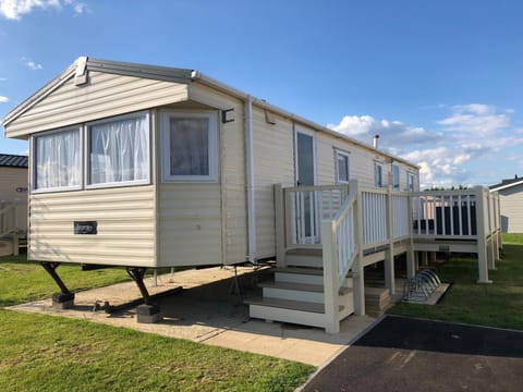 4 bedroom 10 berth caravans with Hot Tub ,Mountain Bikes Tattershall Lakes Campground/ 
RV Resort in Tattershall