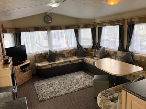 4 bedroom 10 berth caravans with Hot Tub ,Mountain Bikes Tattershall Lakes Campground/ 
RV Resort in Tattershall