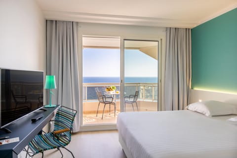 Bed, TV and multimedia, View (from property/room), Balcony/Terrace, Photo of the whole room, Bedroom, Sea view