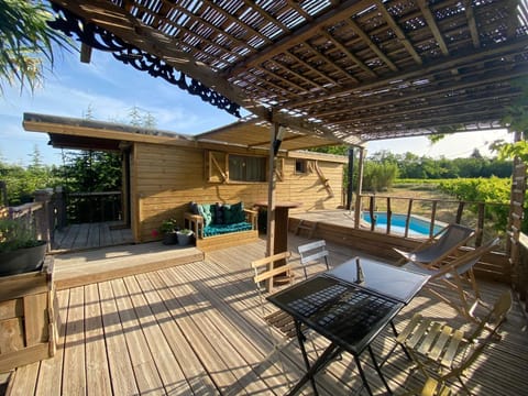 Patio, Swimming pool, sunbed