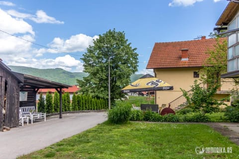Property building, Day, Neighbourhood, Garden, Garden view