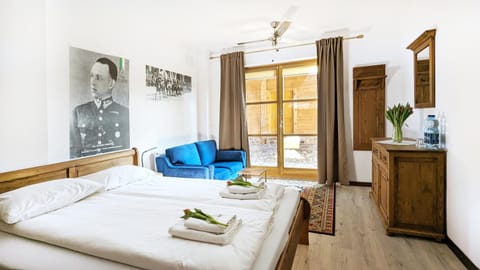 Bed, Living room, Photo of the whole room, Seating area, Bedroom, towels